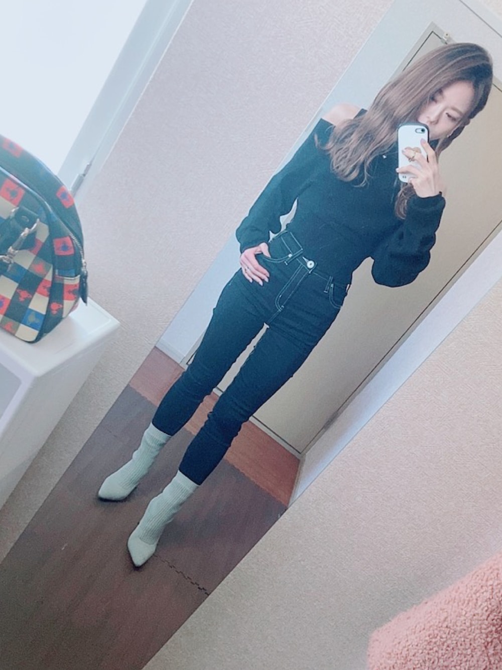 「GYDA、GYDAコーデ、スキニー、スキニーパンツ、ソックスブーツ、デニムジャケット、ファーコート」｜「GYDAの3WAYチベットファーライクGジャン（ブルゾン、ブラック系）」を使った、みほたろさん（レディース・160cm）の春コーディネートの2枚目の写真