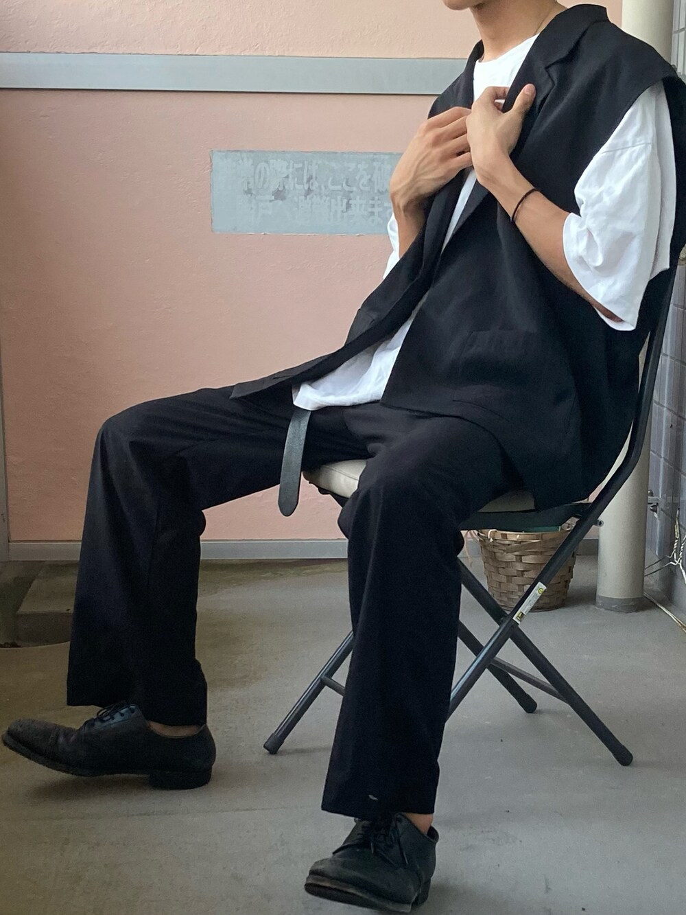 「夏、シンプル、ベスト、お洒落さんとつながりたい、メンズコーデ、今日のコーデ、いいね、save、フォローお願いします🤑、モノトーン、真夏のアクティブスタイル」｜「FOOTSTOCK ORIGINALSのFOOTSTOCK ORIGINALS PUNCHED TOECAP SHOES パンチドキャップトゥシューズ（ドレスシューズ、ブラック系）」を使った、ギャン管さん（メンズ・166cm）の夏コーディネートの2枚目の写真