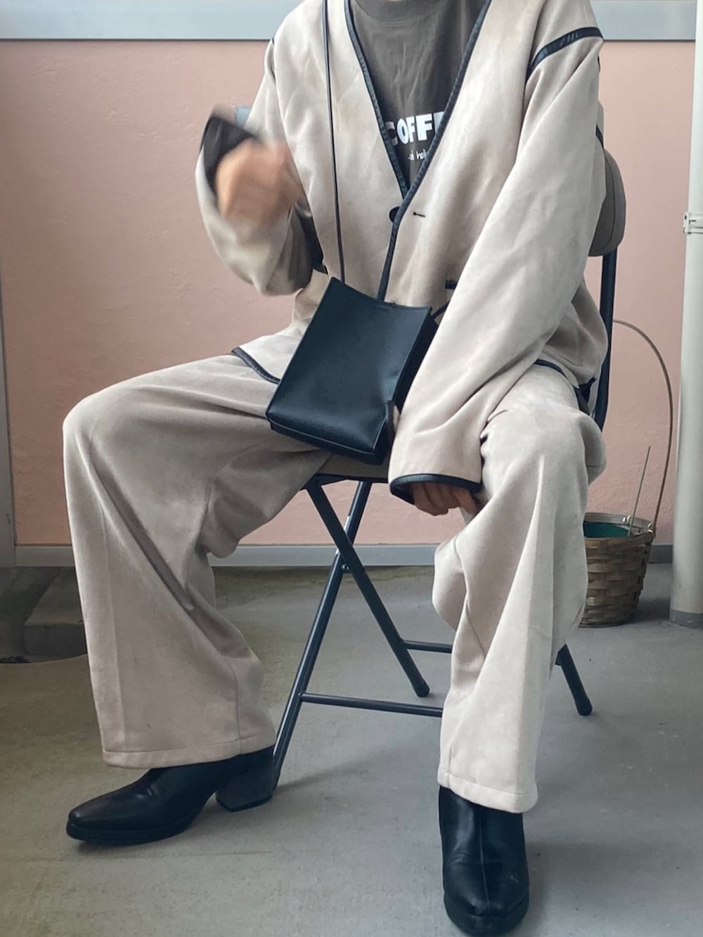 「おしゃれさんと繋がりたい、秋冬コーデ、ショルダーバッグ、秋カラー、ベージュ、カーディガン、セットアップ」｜「epnokのパンツ（その他パンツ、ベージュ系）」を使った、ギャン管さん（メンズ・166cm）の秋コーディネートの2枚目の写真