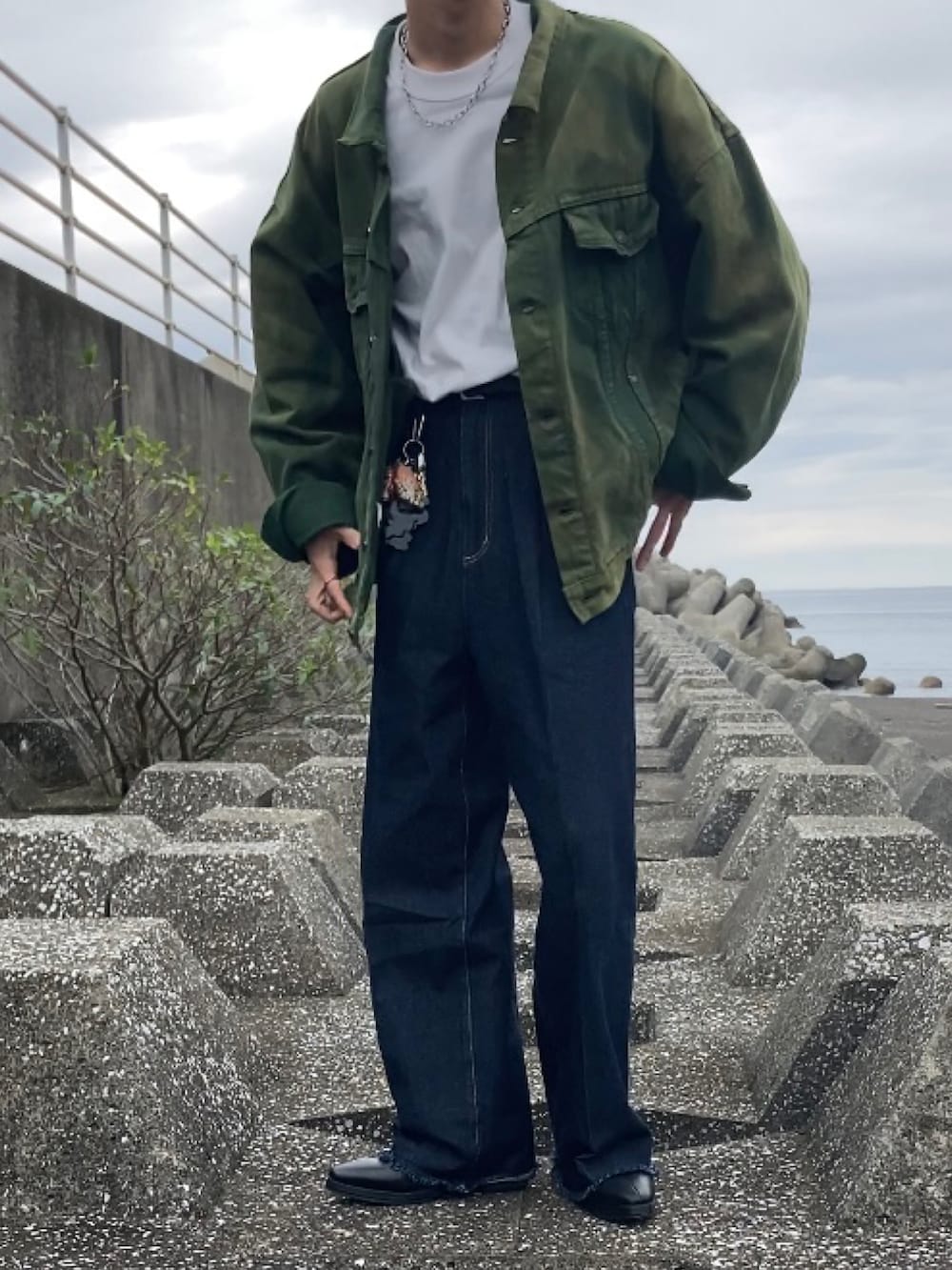 「秋冬コーデ、お洒落さんとつながりたい、今日のコーデ、ストリートコーデ、メンズコーデ、ミリタリー、古着MIX、古着、低身長、デニム、ブーツ」｜「EMMA CLOTHESのカットオフヴィンテージ加工セミワイドストレートデニムパンツ EMMA CLOTHES 2022（デニムパンツ、ブルー系）」を使った、ギャン管さん（メンズ・166cm）の冬コーディネートの2枚目の写真