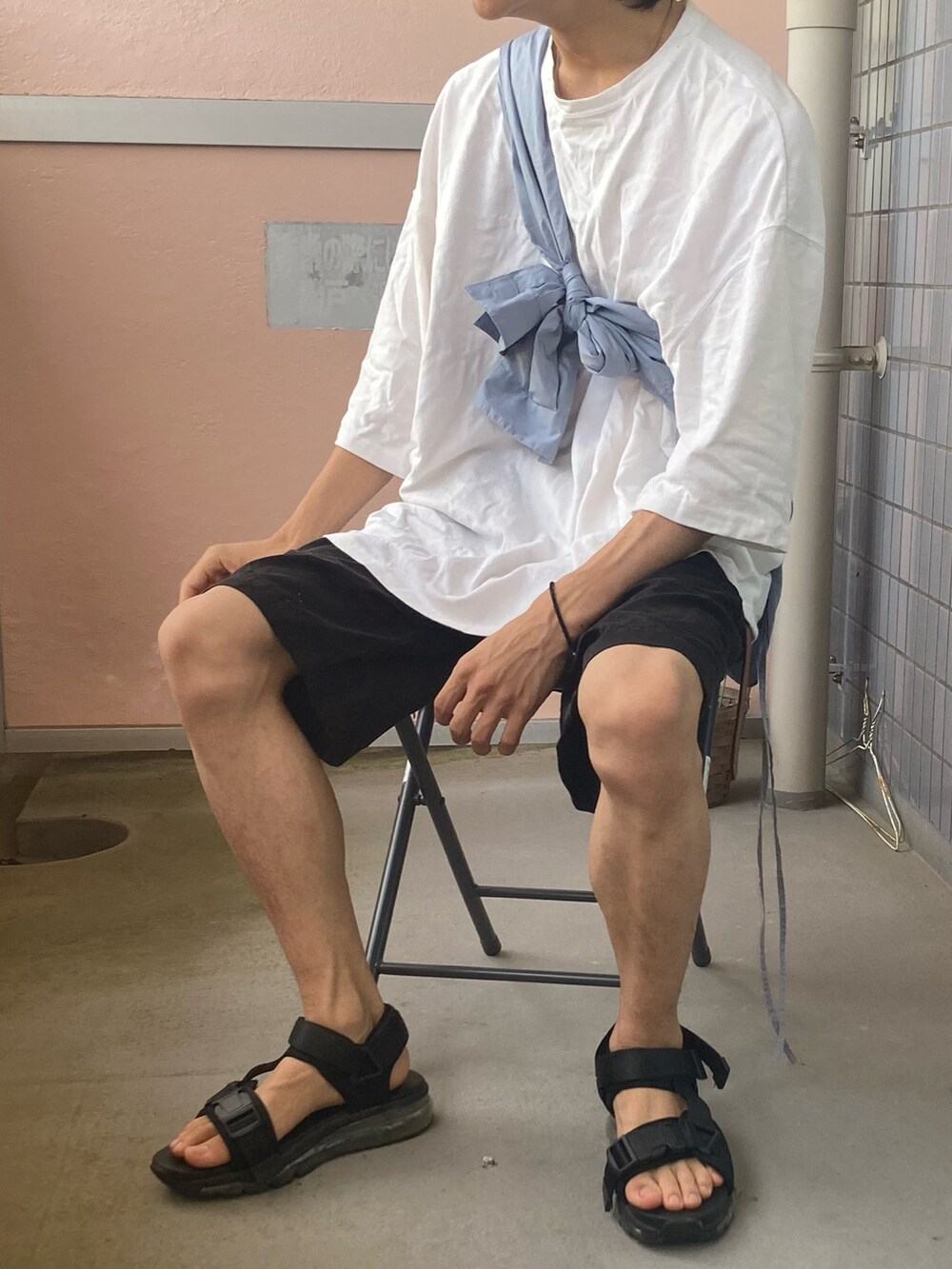 「たすき掛け、ハーフパンツ、夏コーデ、シンプルコーデ、オーバーサイズ、Tシャツ、おしゃれさんと繋がりたい、低身長、いいね、save、フォローお願いします🤑、今日のコーデ、モノトーンコーデ、夏だ！Tシャツ着よう！、epnok」｜「FREAK'S STOREの【クリアソール搭載】クッションソール スポーツサンダル type1 / スポサン / 厚底（サンダル、ブラック系）」を使った、ギャン管さん（メンズ・166cm）の夏コーディネートの2枚目の写真