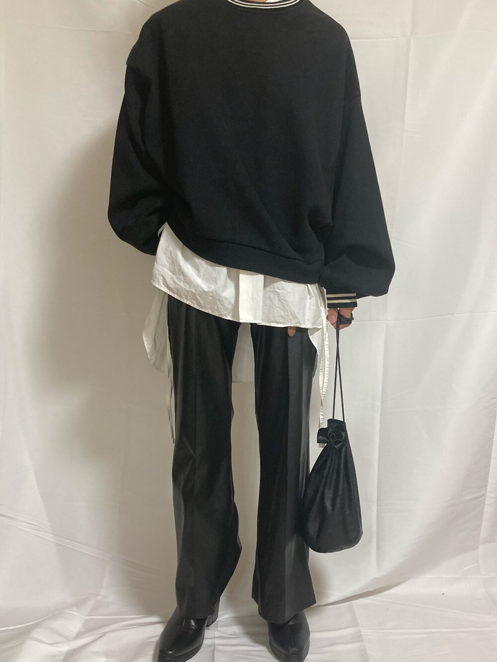 「秋冬コーデ、メンズファッション、おしゃれさんと繋がりたい、シンプルコーデ、モノトーン、レザーパンツ」｜「INTER FACTORYのWEARISTA Mr.SZK × INTER FACTORY　ムササビスウェット（スウェット、ブラック系）」を使った、ギャン管さん（メンズ・166cm）の秋コーディネートの2枚目の写真