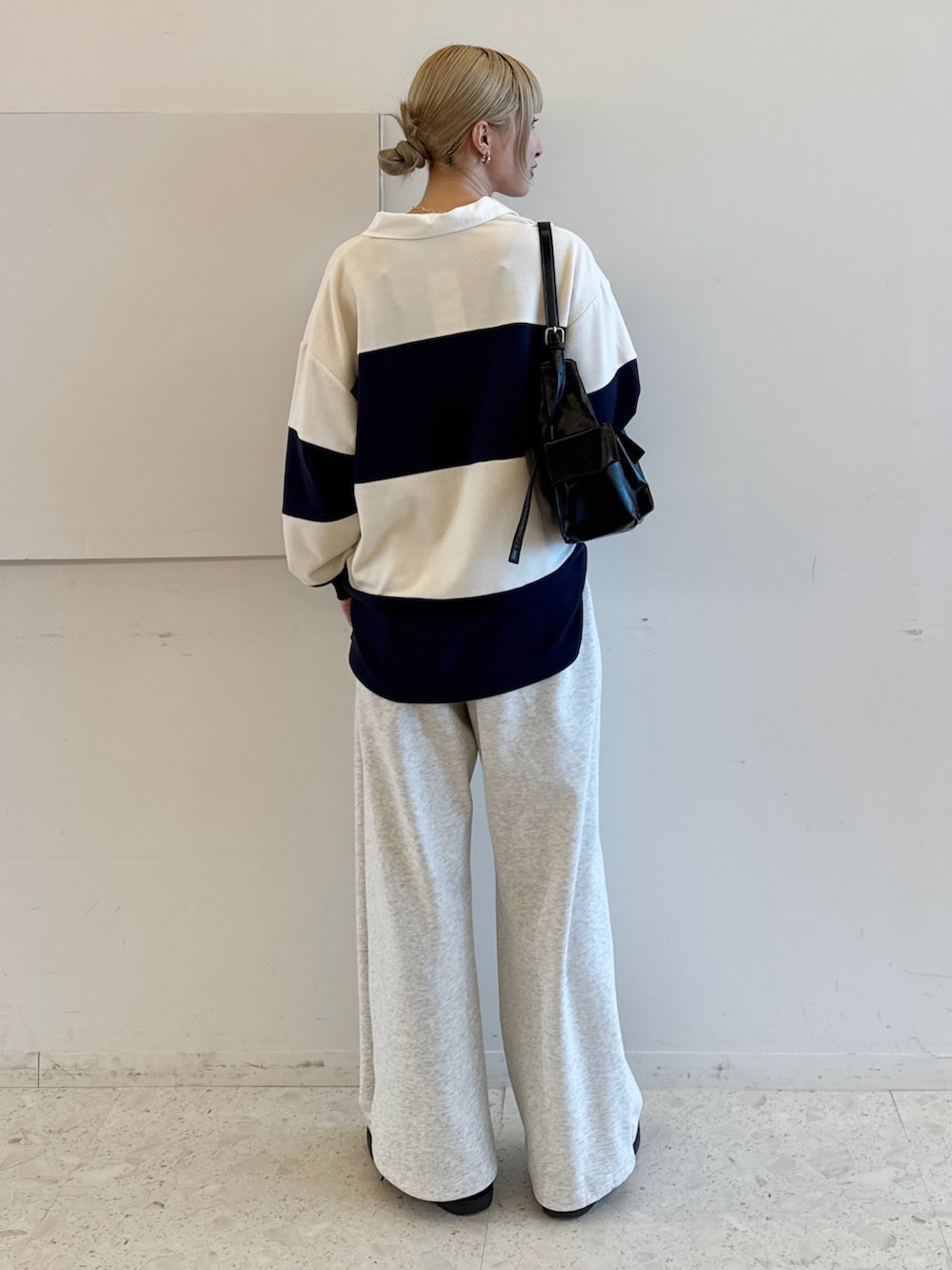 ホワイト系のTシャツ/カットソー、ベージュ系のその他パンツを着用したレディースの春コーディネートの3枚目の写真