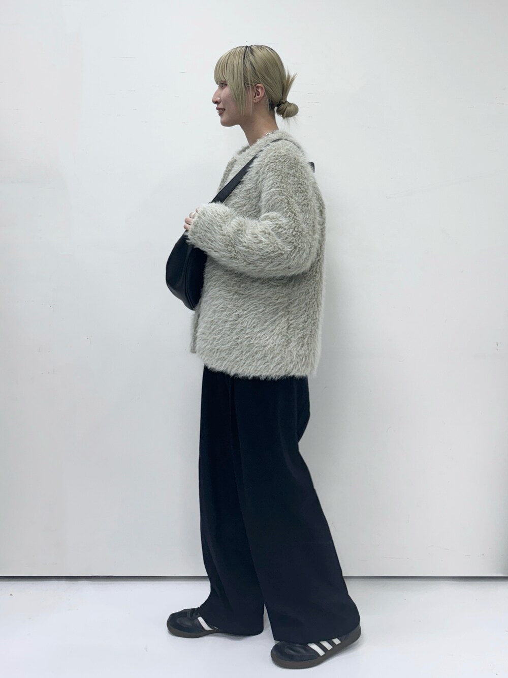 「最近のいい感じコーデ、冬アウター、大人可愛い、オトナカジュアル、ファーコート、ボアコート、モコモコアウター、シンプルスタイル、冬のコーデ、秋冬、キレイめ、アウターコーデ、あったかコーデ」｜「THE SHOP TK のボアファーノーカラージャケット（ノーカラーコート、ベージュ系）」を使った、omaさん（骨格ウェーブ・レディース・163cm）の秋コーディネートの2枚目の写真