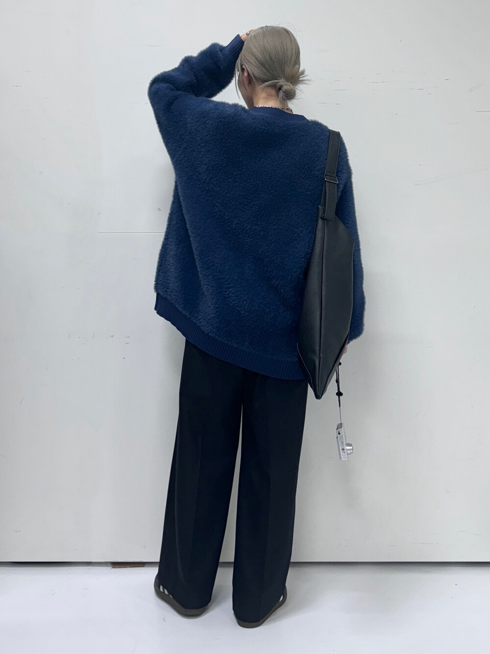 「シャギーカーディガン、シャギー、カーディガン、カーディガンコーデ、ロゴT、ワイドパンツ、ワイドパンツコーデ、青ニット、青、青コーデ、秋冬コーデ、オトナ女子、シンプルコーデ、きれいめカジュアル」|「THE SHOP TK の【ライトアウター】フェザーVネックカーディガン/洗える(カーディガン/ボレロ、ブルー系)」を使った、omaさん(レディース・163cm)の秋コーディネートの3枚目の写真