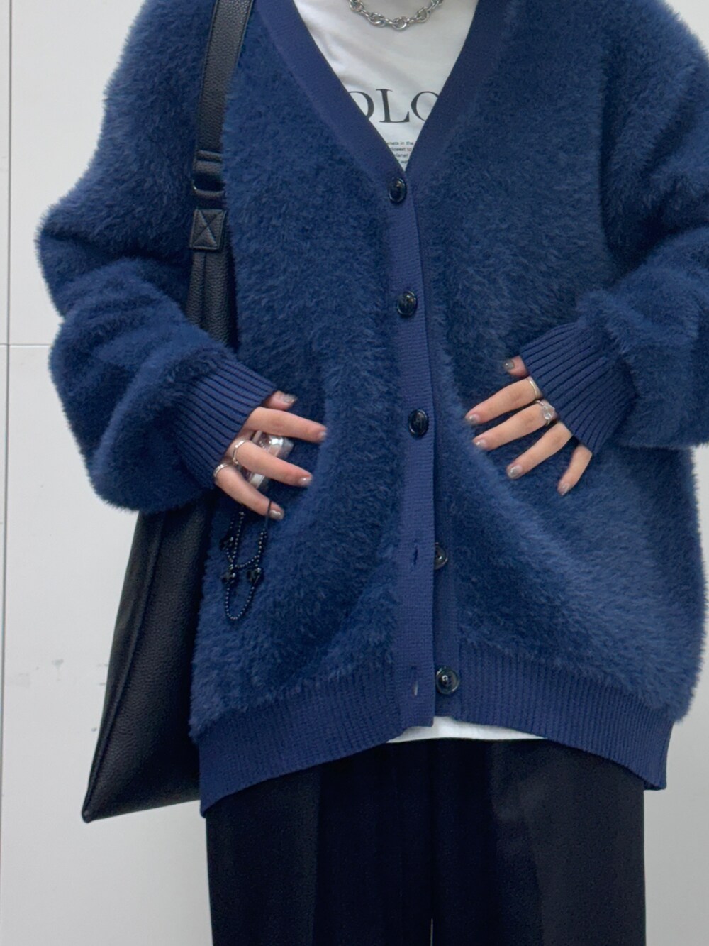 「シャギーカーディガン、シャギー、カーディガン、カーディガンコーデ、ロゴT、ワイドパンツ、ワイドパンツコーデ、青ニット、青、青コーデ、秋冬コーデ、オトナ女子、シンプルコーデ、きれいめカジュアル」|「THE SHOP TK の【ライトアウター】フェザーVネックカーディガン/洗える(カーディガン/ボレロ、ブルー系)」を使った、omaさん(レディース・163cm)の秋コーディネートの5枚目の写真