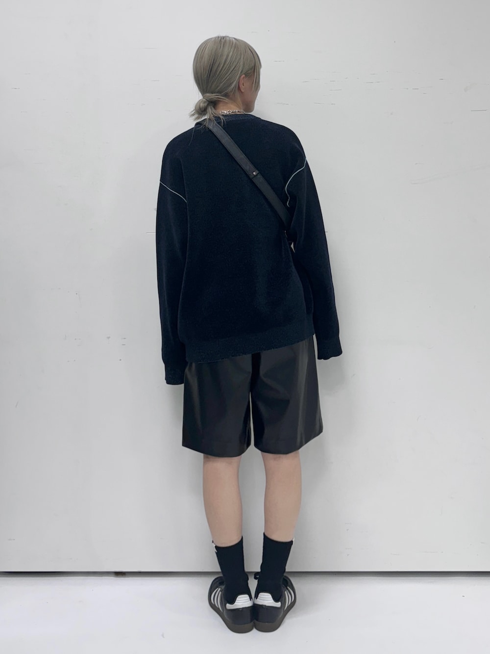 ブルー系のニット/セーター、ブラック系のその他パンツ、ブラック系のショルダーバッグを着用したレディースの秋コーディネートの3枚目の写真