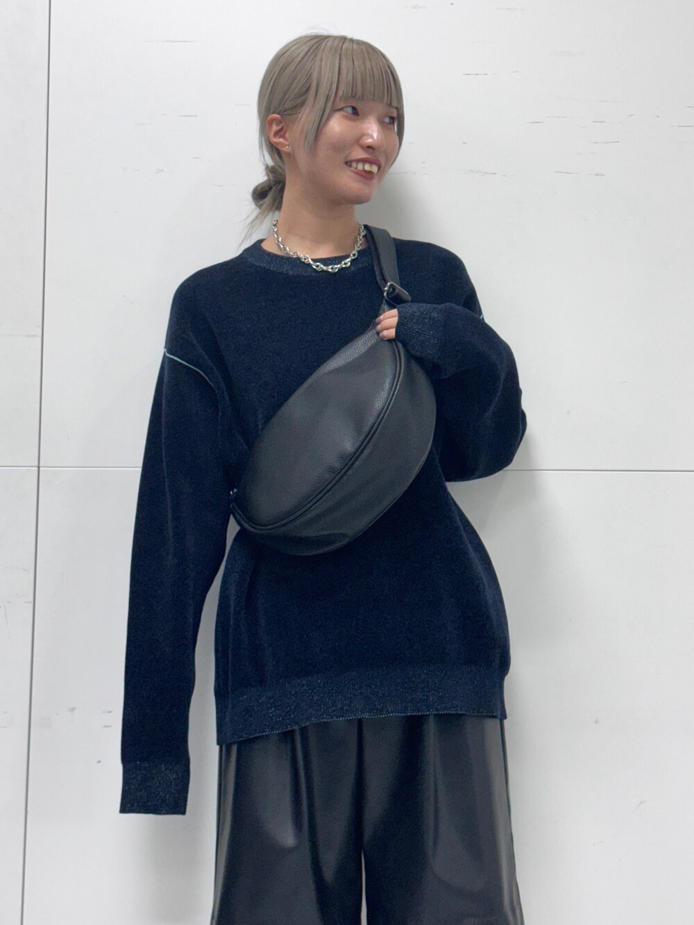 ブルー系のニット/セーター、ブラック系のその他パンツ、ブラック系のショルダーバッグを着用したレディースの秋コーディネートの5枚目の写真