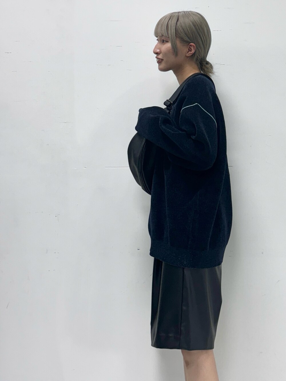 ブルー系のニット/セーター、ブラック系のその他パンツ、ブラック系のショルダーバッグを着用したレディースの秋コーディネートの2枚目の写真