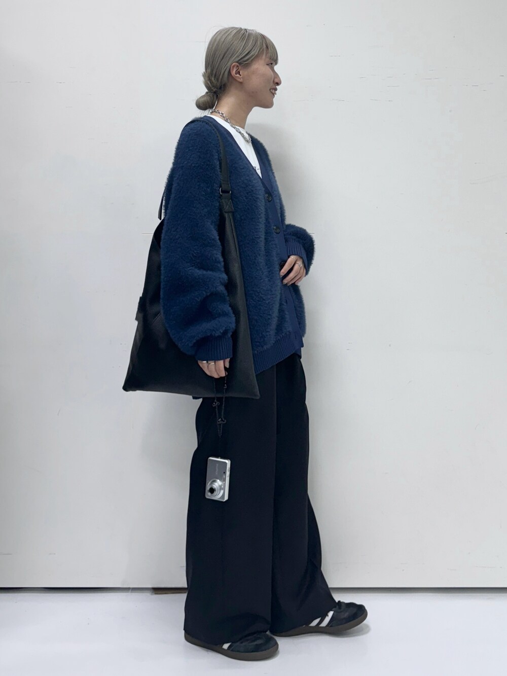 「シャギーカーディガン、シャギー、カーディガン、カーディガンコーデ、ロゴT、ワイドパンツ、ワイドパンツコーデ、青ニット、青、青コーデ、秋冬コーデ、オトナ女子、シンプルコーデ、きれいめカジュアル」|「THE SHOP TK の【ライトアウター】フェザーVネックカーディガン/洗える(カーディガン/ボレロ、ブルー系)」を使った、omaさん(レディース・163cm)の秋コーディネートの2枚目の写真