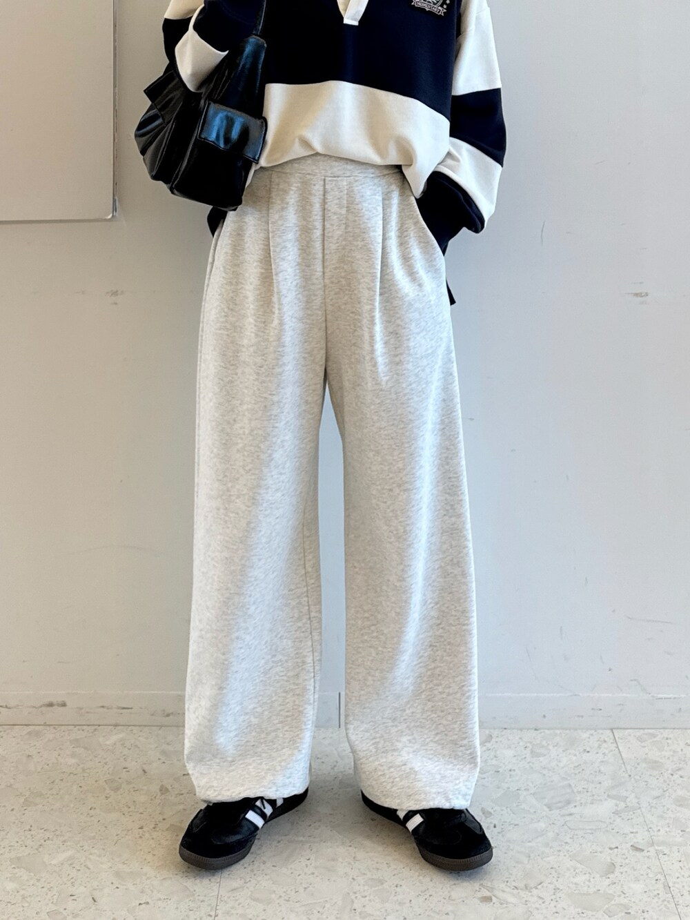 ホワイト系のTシャツ/カットソー、ベージュ系のその他パンツを着用したレディースの春コーディネートの4枚目の写真