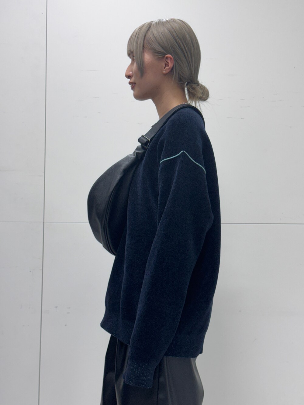 ブルー系のニット/セーター、ブラック系のその他パンツ、ブラック系のショルダーバッグを着用したレディースの秋コーディネートの4枚目の写真