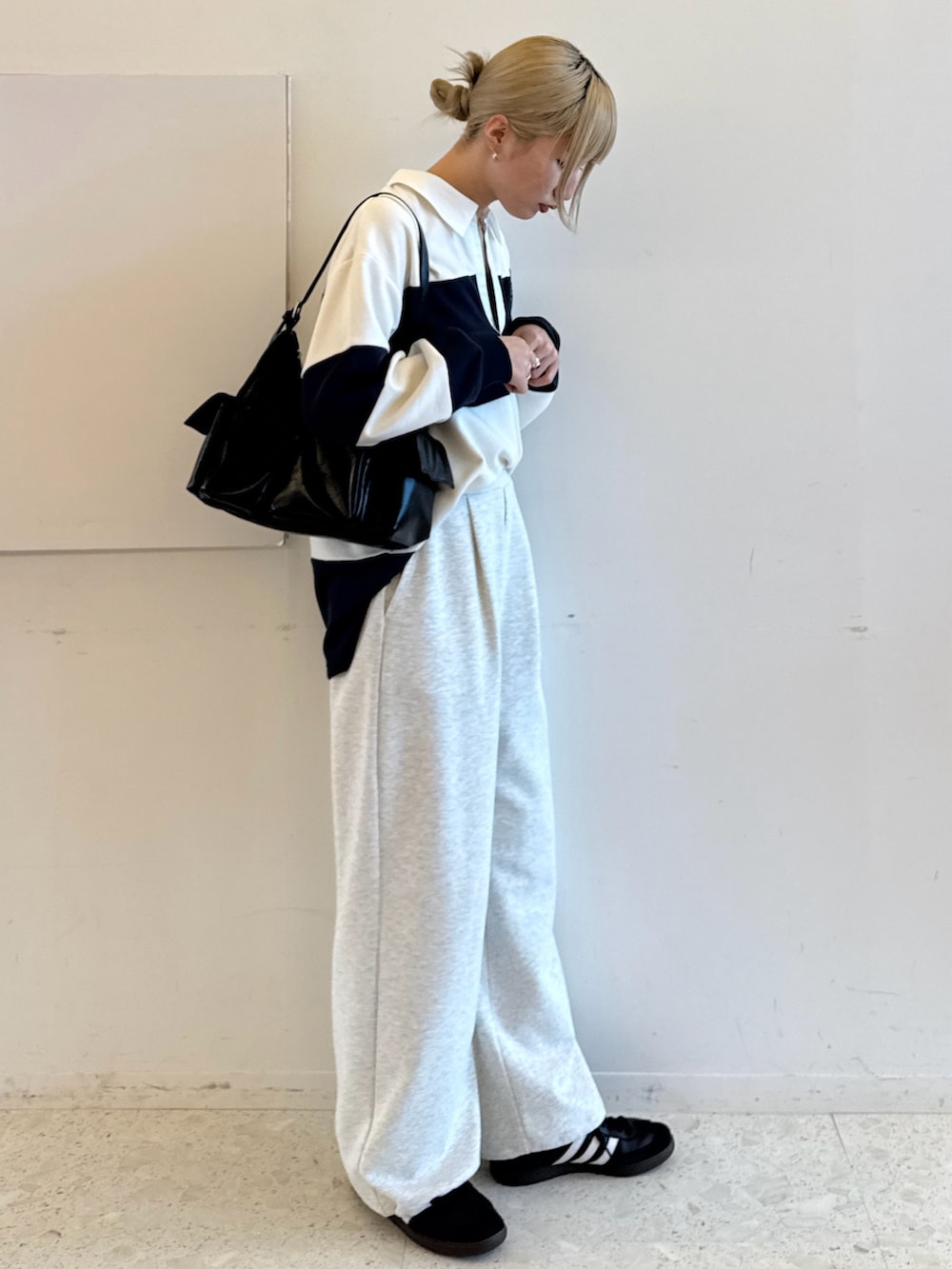 ホワイト系のTシャツ/カットソー、ベージュ系のその他パンツを着用したレディースの春コーディネートの2枚目の写真