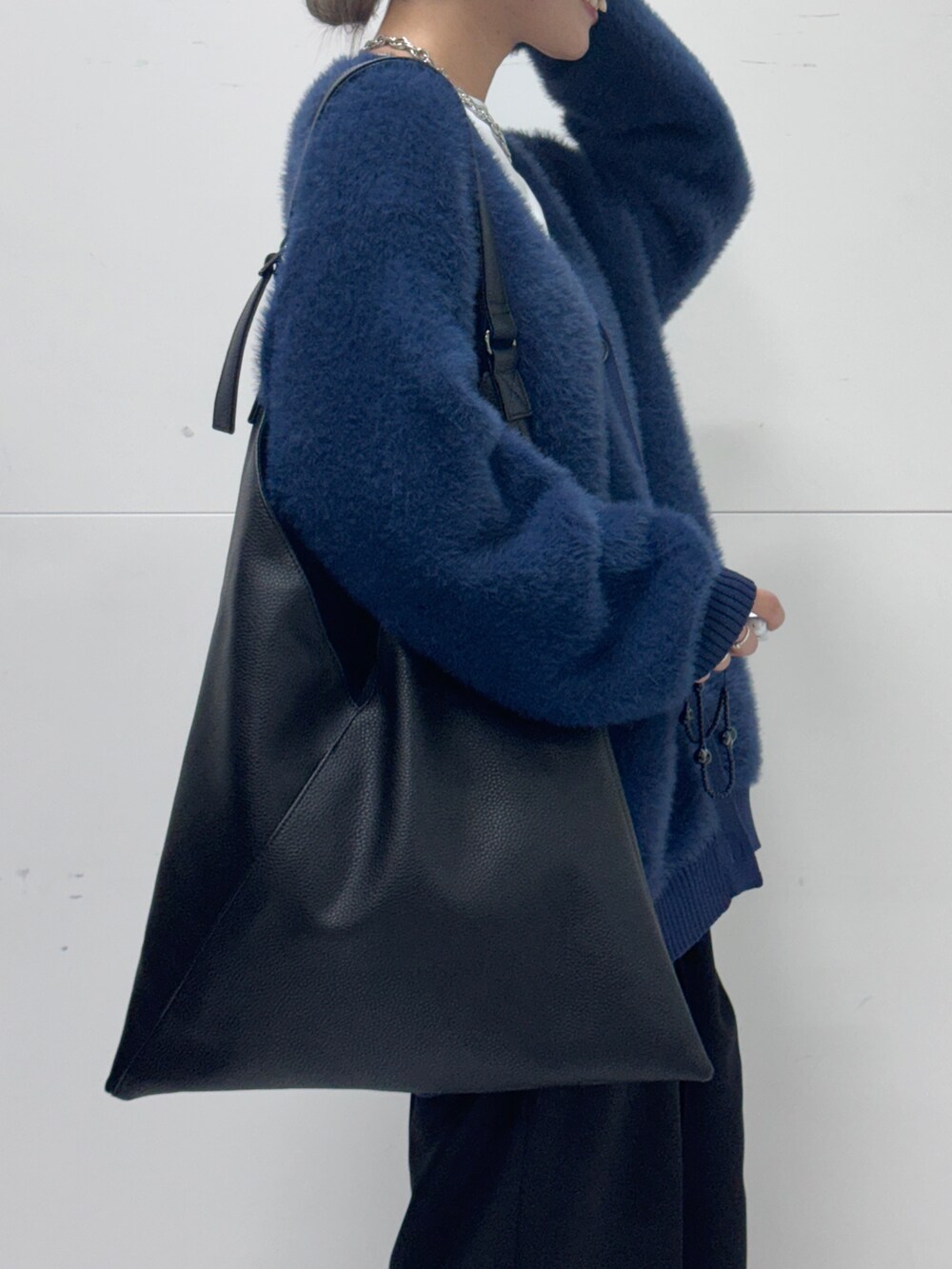 「シャギーカーディガン、シャギー、カーディガン、カーディガンコーデ、ロゴT、ワイドパンツ、ワイドパンツコーデ、青ニット、青、青コーデ、秋冬コーデ、オトナ女子、シンプルコーデ、きれいめカジュアル」|「THE SHOP TK の【ライトアウター】フェザーVネックカーディガン/洗える(カーディガン/ボレロ、ブルー系)」を使った、omaさん(レディース・163cm)の秋コーディネートの4枚目の写真