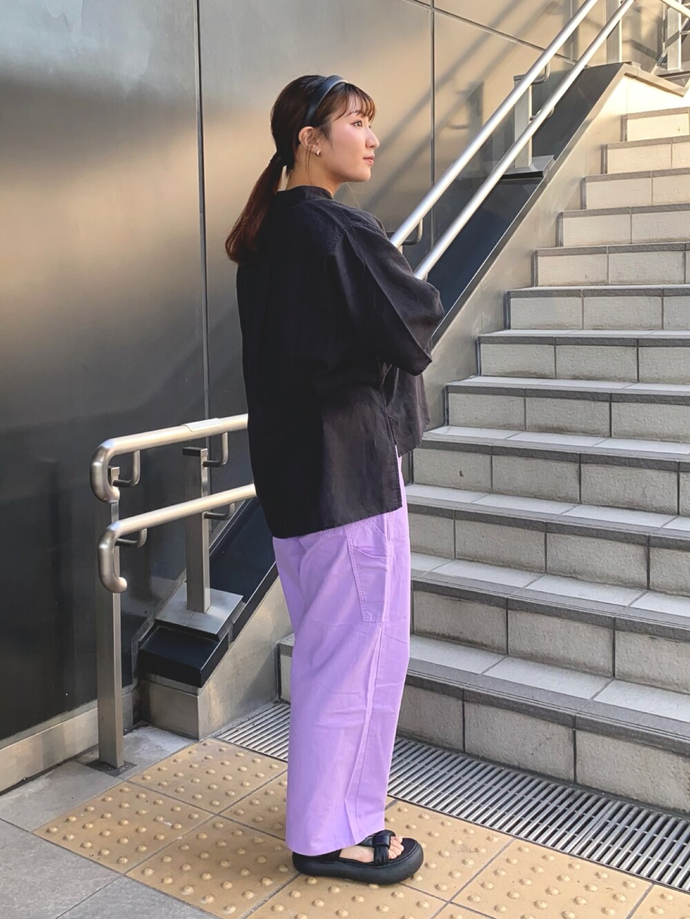 ブラック系のシャツ/ブラウス、ブラック系のTシャツ/カットソー、パープル系のデニムパンツを着用したレディースの夏コーディネートの3枚目の写真