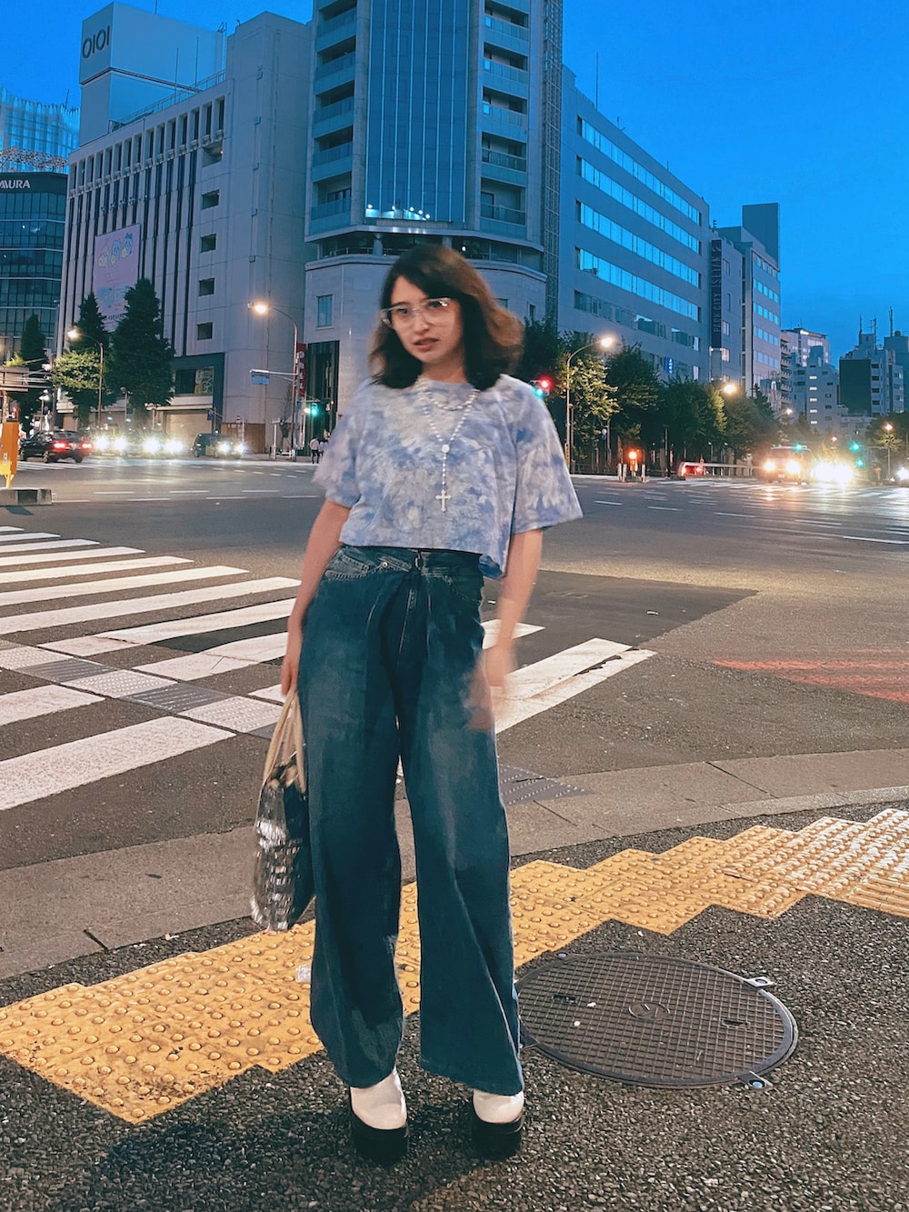 ブルー系のTシャツ/カットソー、ブルー系のデニムパンツ、シルバー系のエコバッグ/サブバッグを着用したレディースの夏コーディネートの2枚目の写真