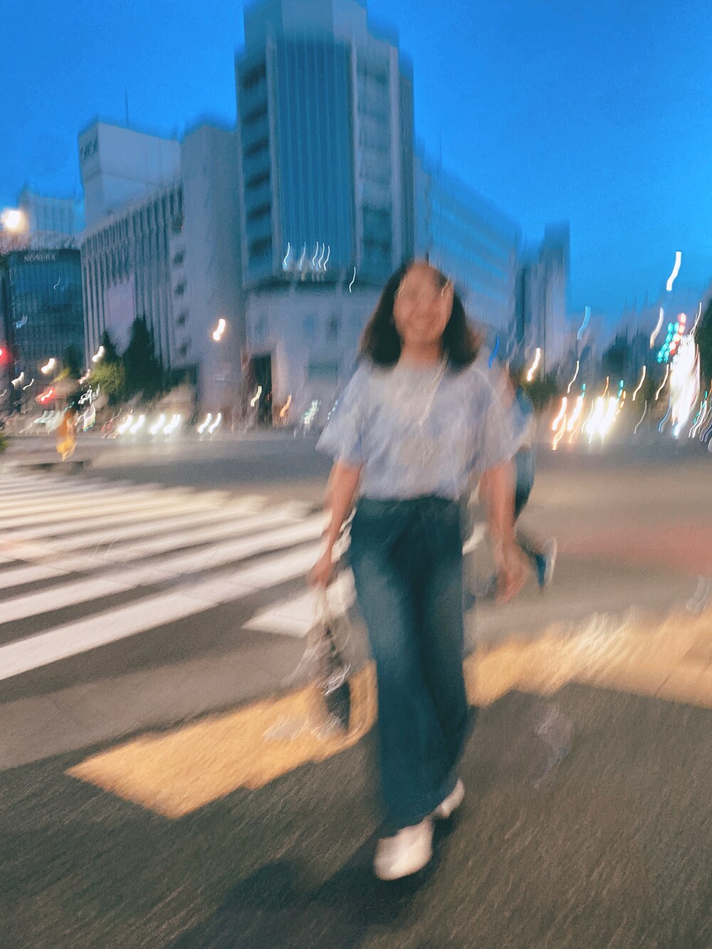 ブルー系のTシャツ/カットソー、ブルー系のデニムパンツ、シルバー系のエコバッグ/サブバッグを着用したレディースの夏コーディネートの5枚目の写真