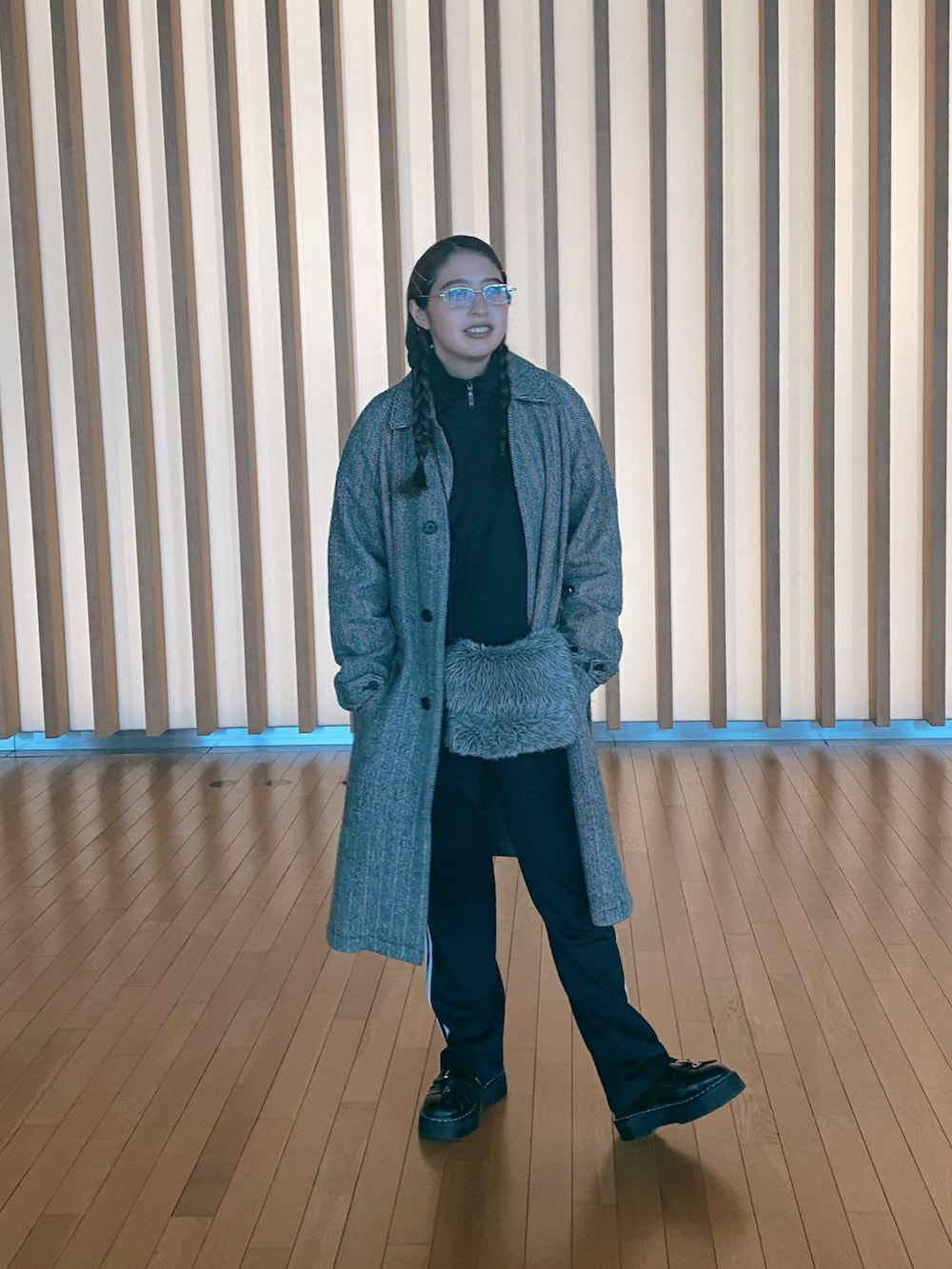 ブラック系のローファー、ブラック系のその他パンツ、ブラック系のジャージを着用したレディースの秋コーディネートの2枚目の写真