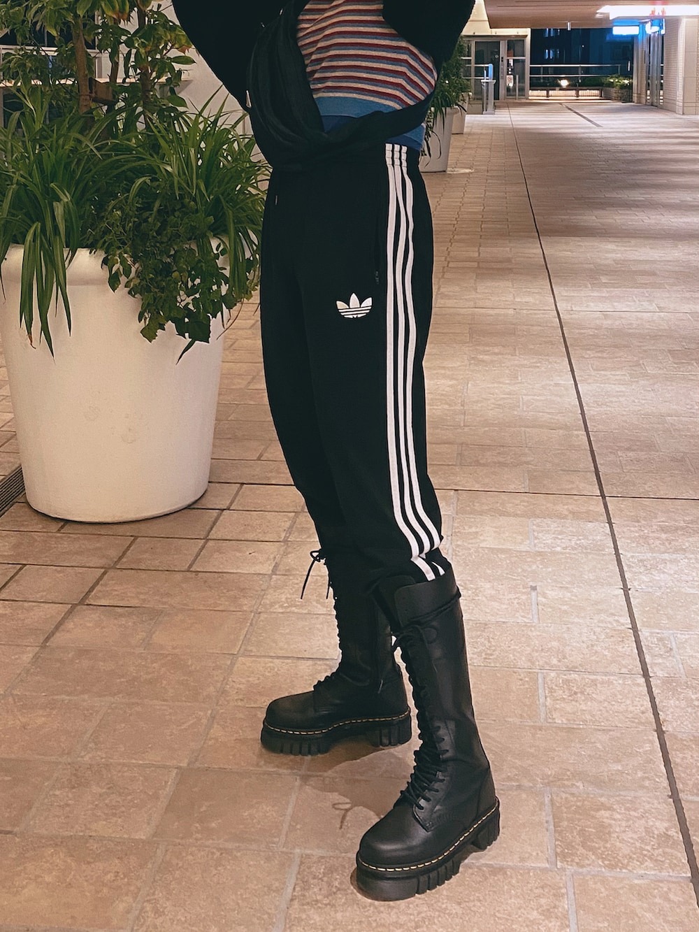 ブラック系のブーツ、ブラック系のその他パンツを着用したレディースの秋コーディネートの2枚目の写真