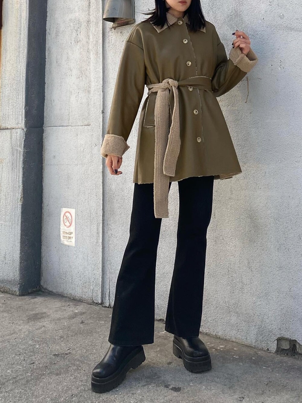 「クリスマスに着たい服、クリスマス、大人女子、きれいめカジュアル、大人カジュアル、ブーツ、EMODA、コート、ムートンコート、ロングコート、冬コーデ、デニム、フレアパンツ、フレアデニム、サイドゴアブーツ」｜「EMODAのヴィンテージライクハイウエストフレアジーンズ（デニムパンツ、ブラック系）」を使った、manamiさん（レディース・168cm）の冬コーディネートの2枚目の写真