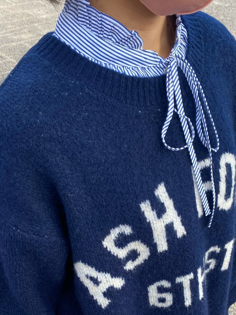 ブラック系のモッズコート、ブルー系のシャツ/ブラウス、ブルー系のニット/セーターを着用したレディースの冬コーディネートの3枚目の写真