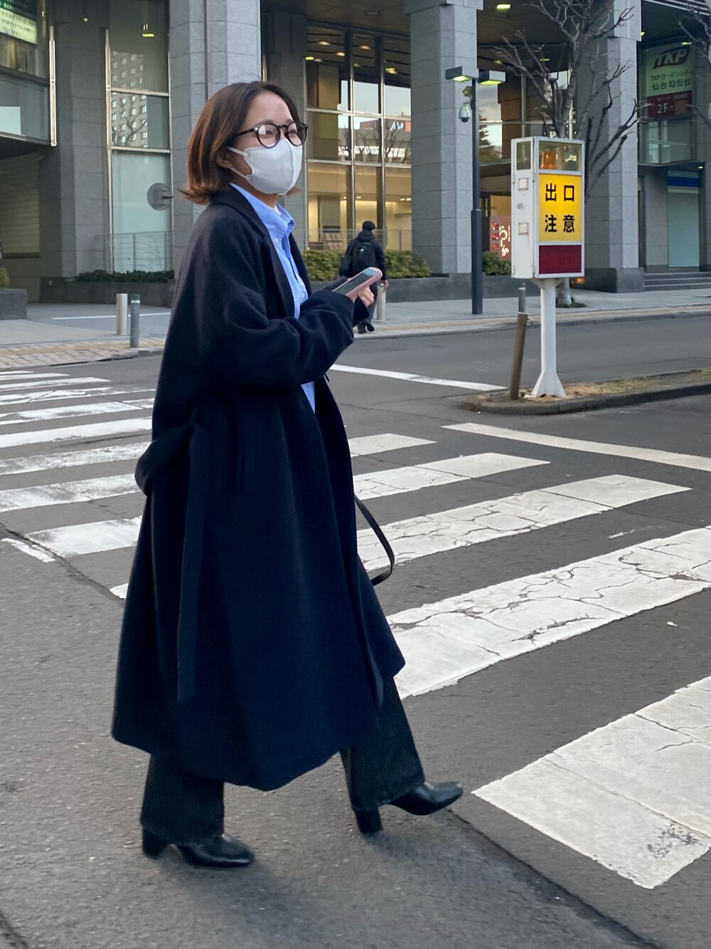 「大人カジュアル、パンツスタイル、シンプルコーデ、きれいめカジュアル、低身長、プチプラ、カジュアル、シャツ、ブルー、いいね、save、フォローお願いします🤑」｜「UNIQLOのオックスフォードシャツ（ボタンダウン・長袖）（シャツ/ブラウス、ブルー系）」を使った、ヤノさん（レディース・150cm）の春コーディネートの2枚目の写真