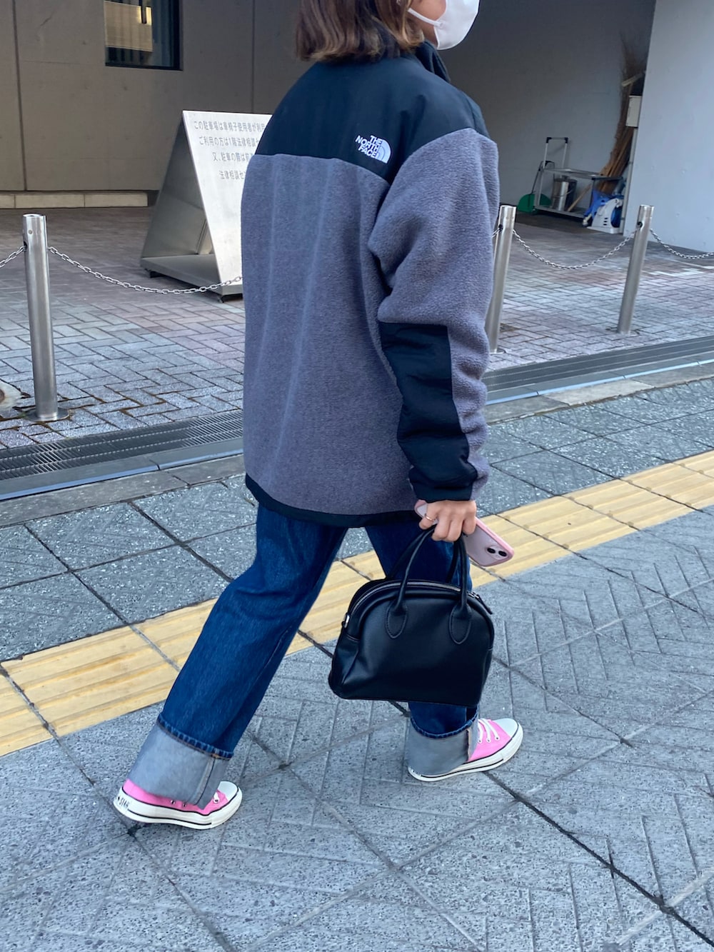 グレー系のブルゾン、ピンク系のスニーカーを着用したレディースの冬コーディネートの2枚目の写真