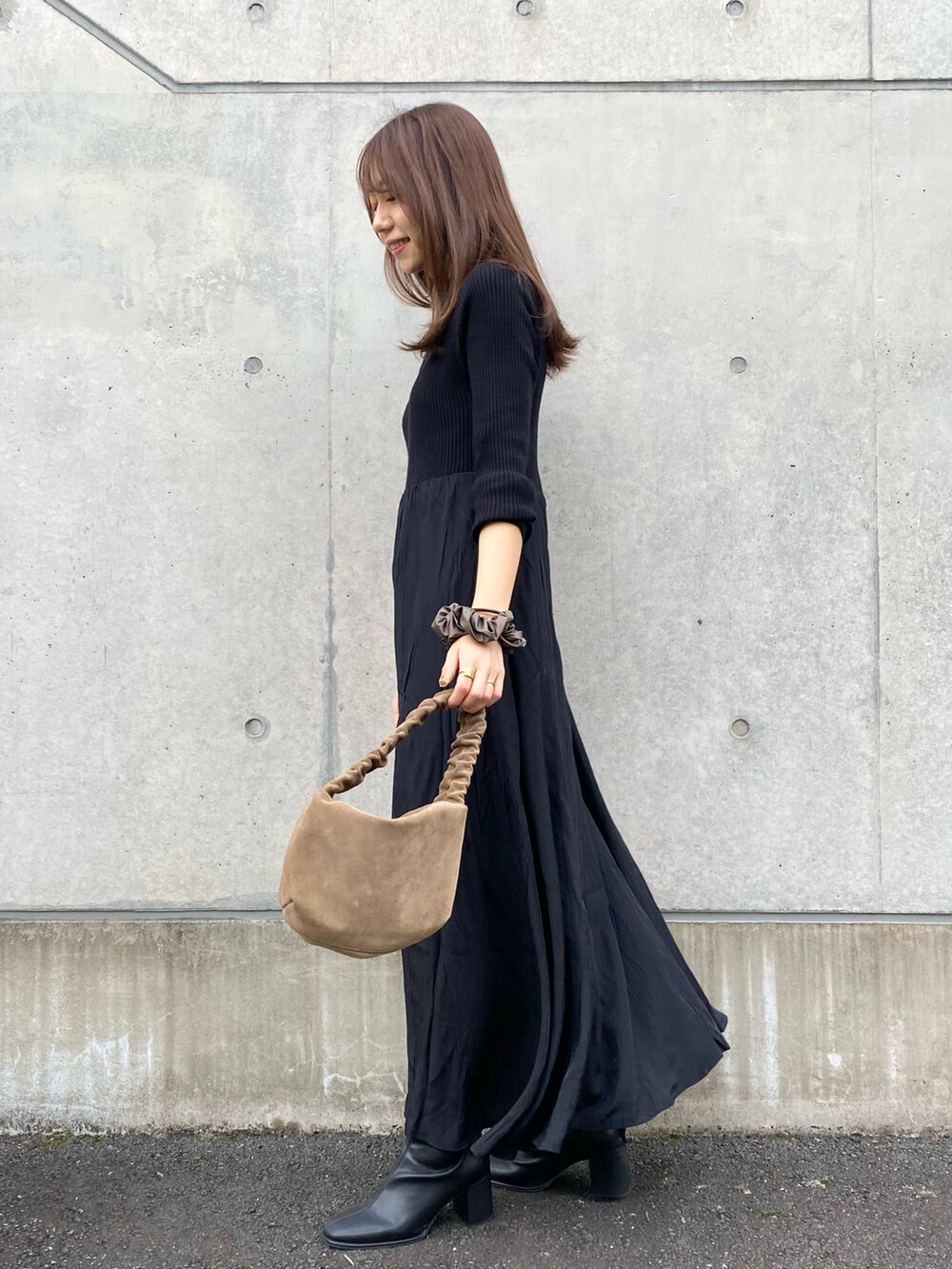 ブラック系のワンピース、ブラウン系のノーカラージャケット、ブラック系のキャミソールを着用したレディースの秋コーディネートの2枚目の写真