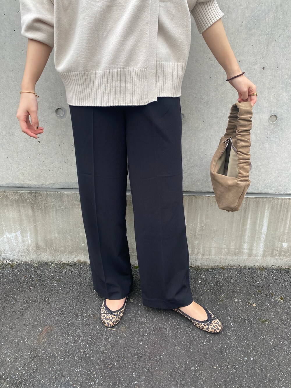 ホワイト系のニット/セーター、ブラック系のその他パンツ、その他のバレエシューズを着用したレディースの秋コーディネートの5枚目の写真