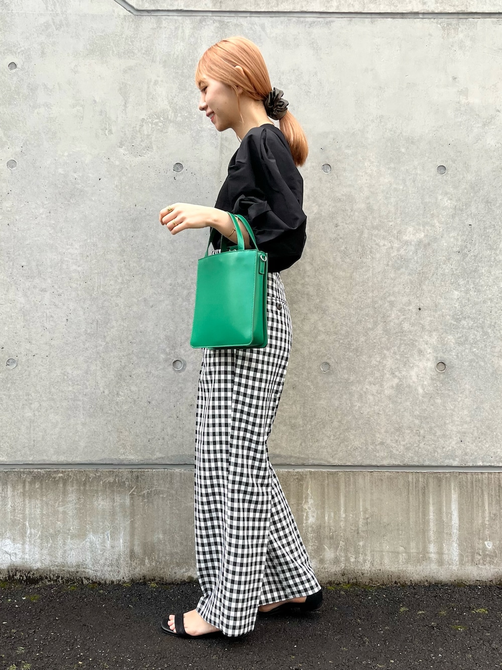 イエロー系のTシャツ/カットソー、ブラック系のその他パンツ、ブラック系のサンダルを着用したレディースの春コーディネートの3枚目の写真