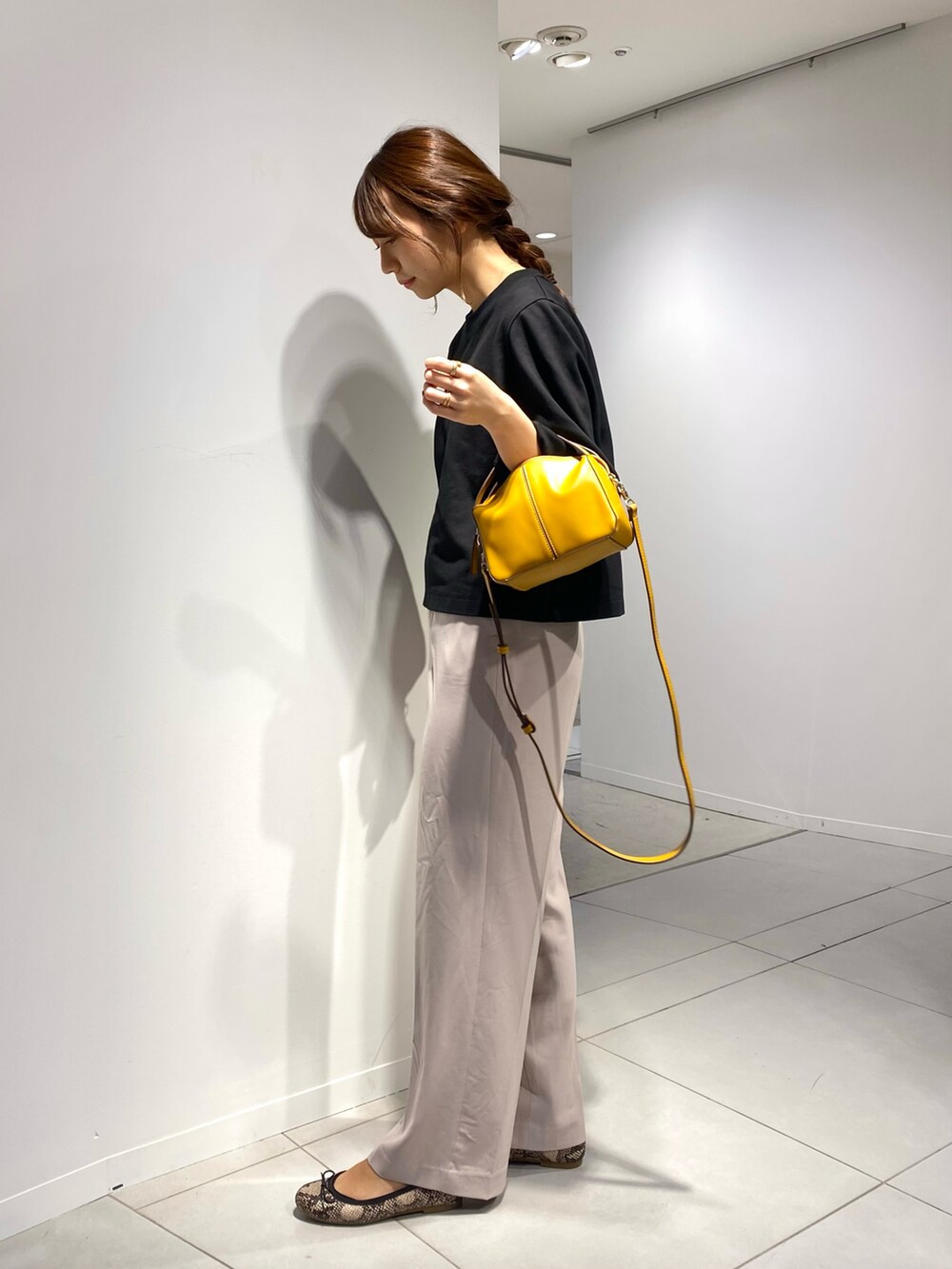 ブラック系のスウェット、ブラック系のその他パンツ、ブラック系のキャミソールを着用したレディースの秋コーディネートの5枚目の写真