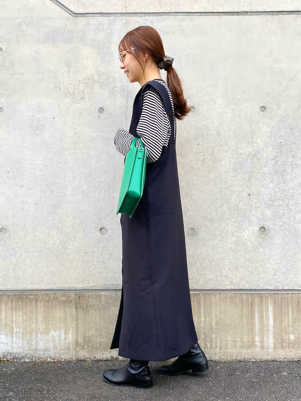 ホワイト系のTシャツ/カットソー、ブラック系のその他シューズ、ブラック系のジャンパースカートを着用したレディースの冬コーディネートの2枚目の写真