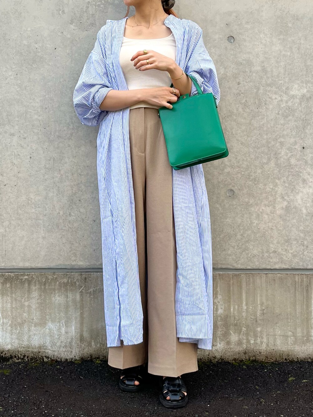 ホワイト系のタンクトップ、ベージュ系のその他パンツ、グリーン系のトートバッグを着用したレディースの春コーディネートの4枚目の写真