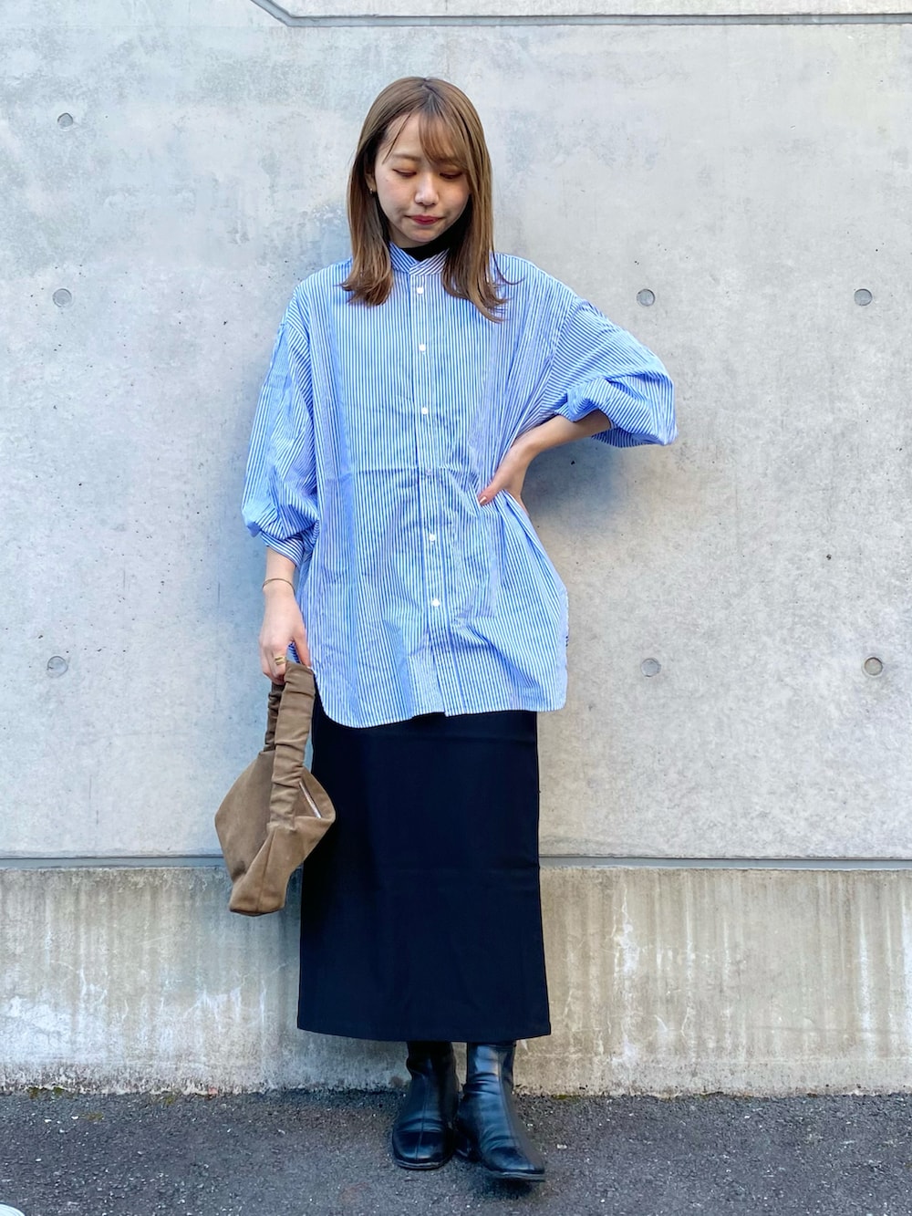 ブルー系のシャツ/ブラウス、ブラック系のスカート、ブラック系のその他シューズを着用したレディースの冬コーディネートの2枚目の写真