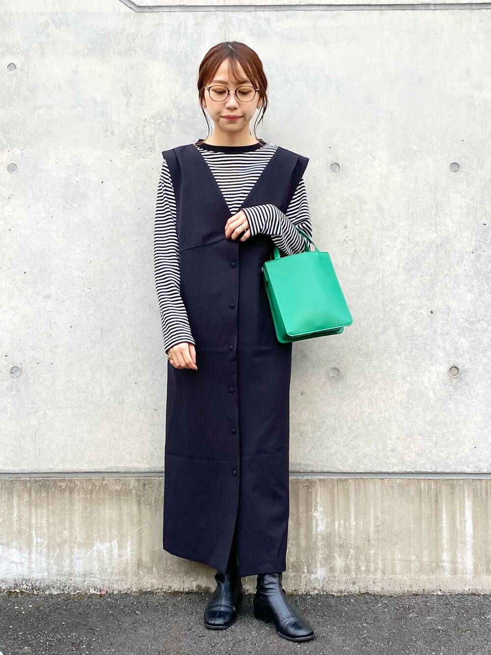 ホワイト系のTシャツ/カットソー、ブラック系のその他シューズ、ブラック系のジャンパースカートを着用したレディースの冬コーディネートの3枚目の写真