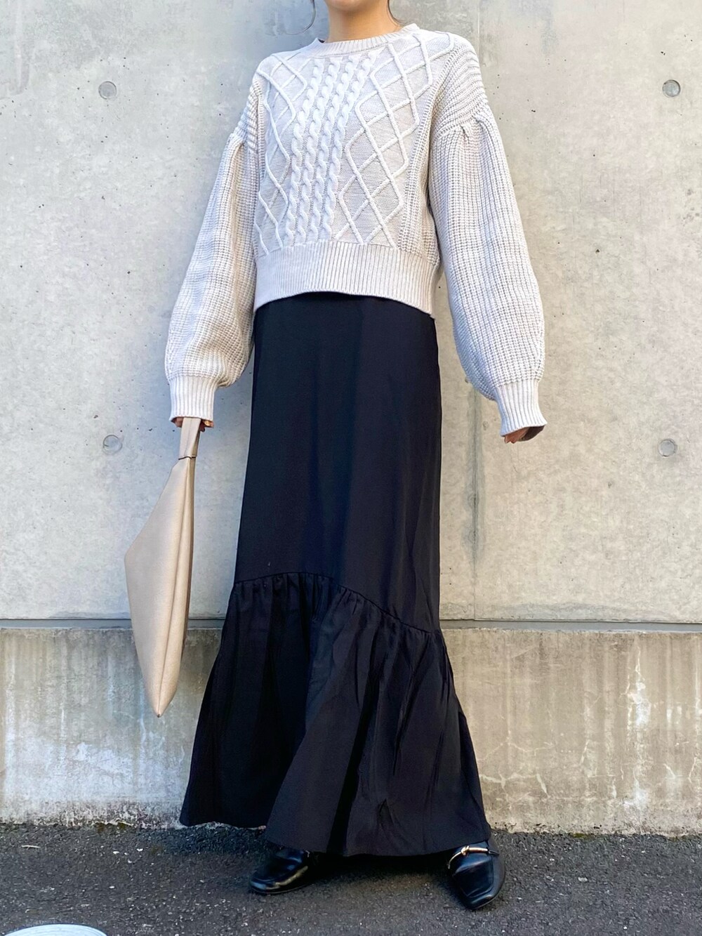 ベージュ系のワンピース、ベージュ系のトートバッグ、ブラック系のローファーを着用したレディースの冬コーディネートの4枚目の写真