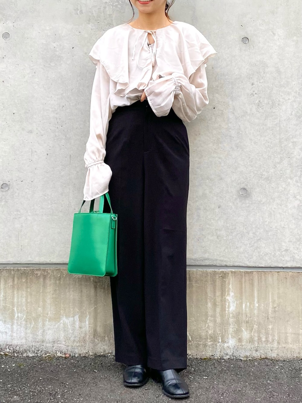 ホワイト系のシャツ/ブラウス、ブラック系のその他パンツ、ブラック系のその他シューズを着用したレディースの冬コーディネートの2枚目の写真