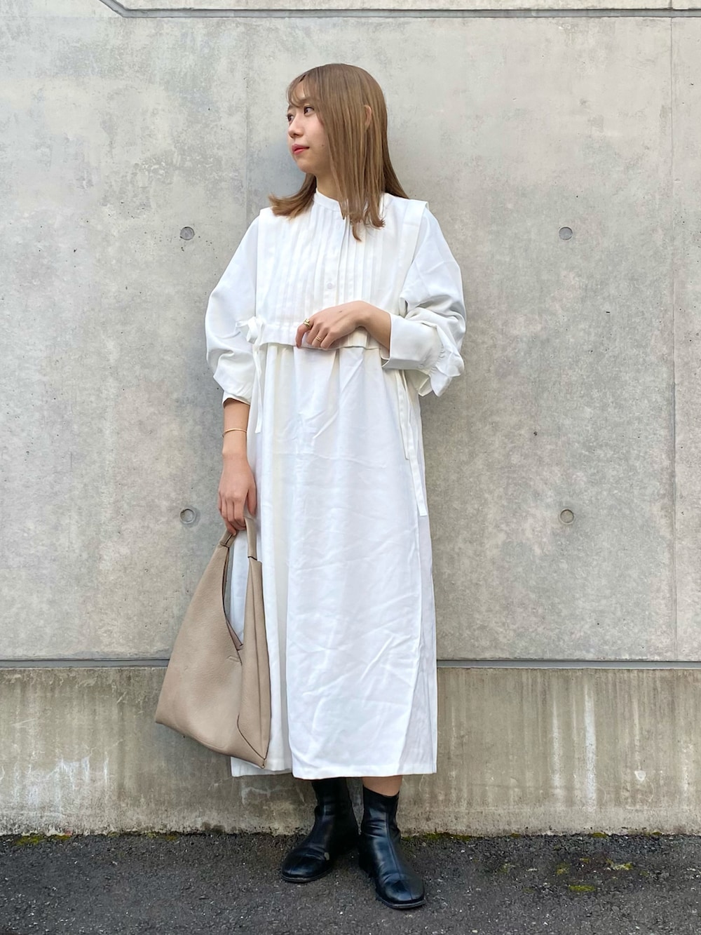 ホワイト系のワンピース、ベージュ系のトートバッグ、ブラック系のその他シューズを着用したレディースの冬コーディネートの3枚目の写真