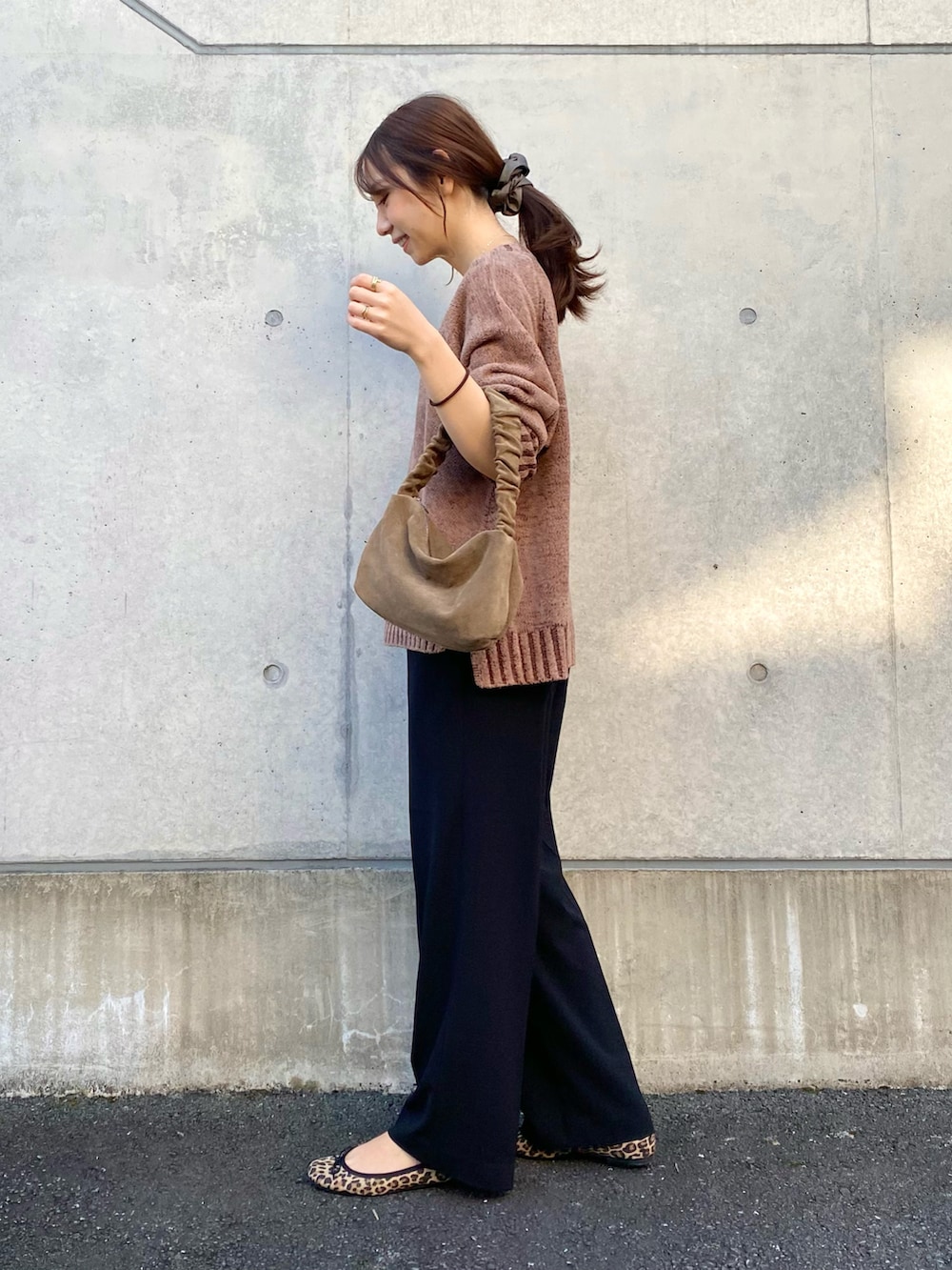 ブラウン系のニット/セーター、ブラック系のその他パンツ、その他のバレエシューズを着用したレディースの秋コーディネートの2枚目の写真