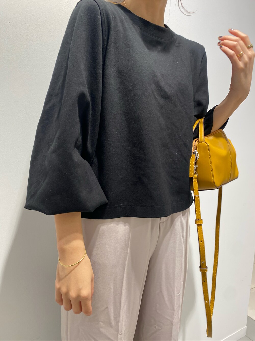 ブラック系のスウェット、ブラック系のその他パンツ、ブラック系のキャミソールを着用したレディースの秋コーディネートの4枚目の写真