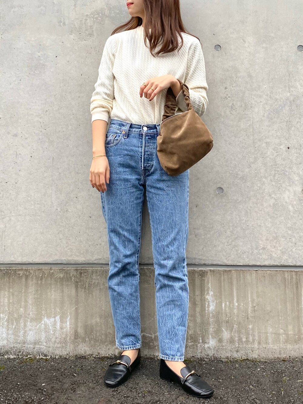 ホワイト系のニット/セーター、ブラック系のローファー、ホワイト系のキャミソールを着用したレディースの秋コーディネートの2枚目の写真