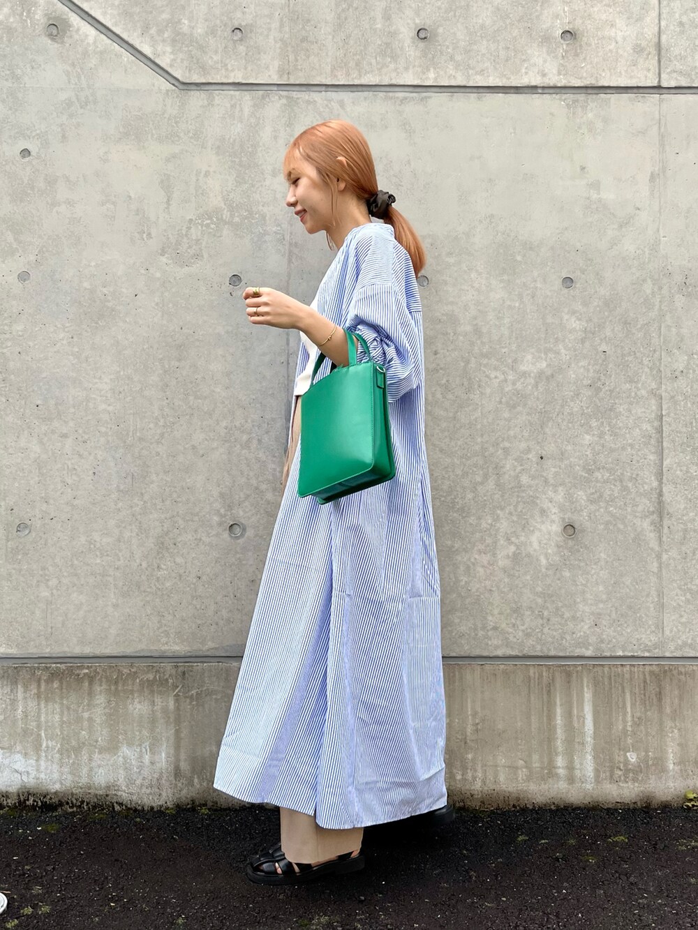 ホワイト系のタンクトップ、ベージュ系のその他パンツ、グリーン系のトートバッグを着用したレディースの春コーディネートの2枚目の写真