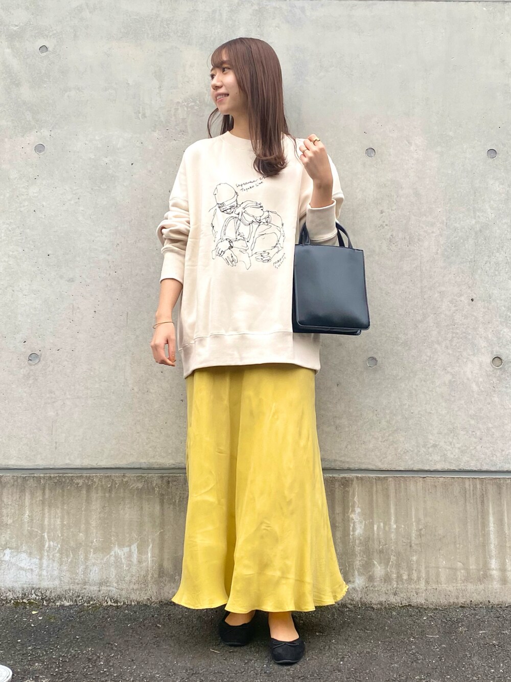 ホワイト系のスウェット、イエロー系のスカート、ブラック系のバレエシューズを着用したレディースの秋コーディネートの4枚目の写真