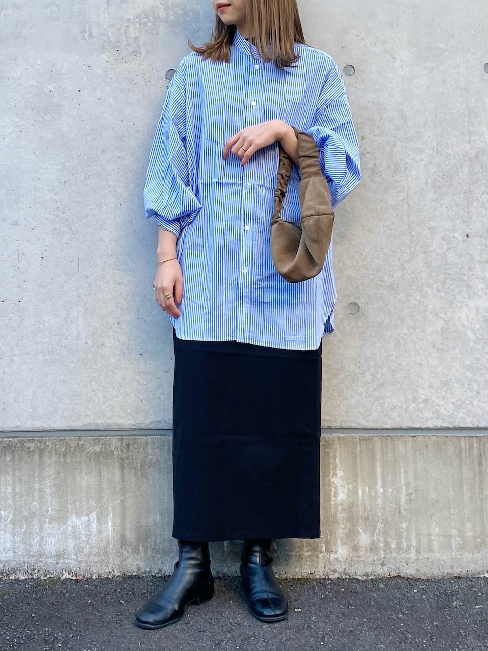 ブルー系のシャツ/ブラウス、ブラック系のスカート、ブラック系のその他シューズを着用したレディースの冬コーディネートの4枚目の写真