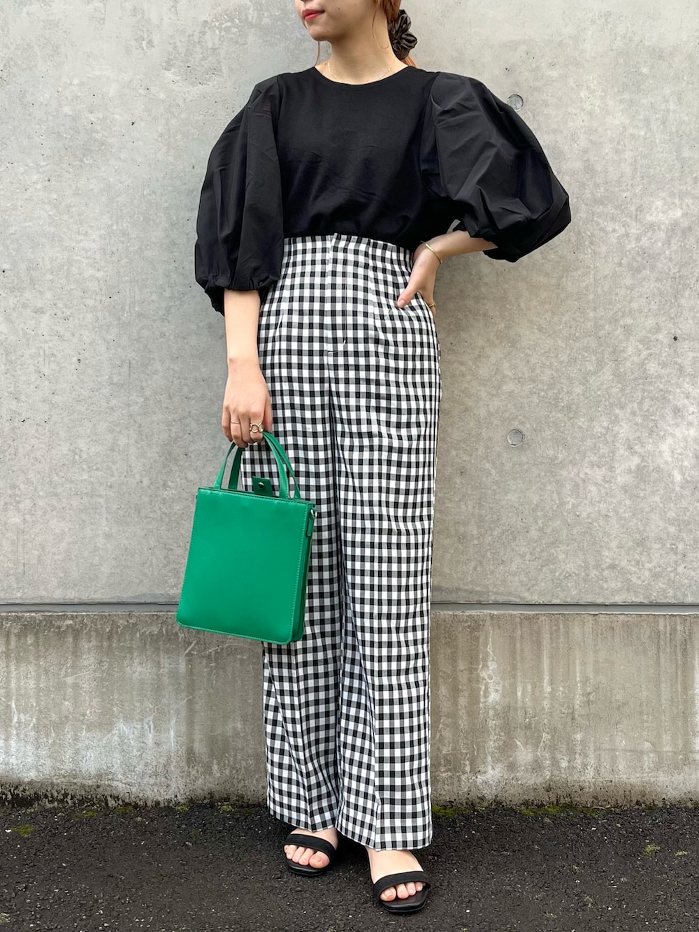 イエロー系のTシャツ/カットソー、ブラック系のその他パンツ、ブラック系のサンダルを着用したレディースの春コーディネートの2枚目の写真