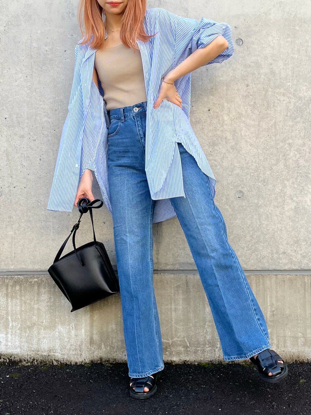 ブルー系のシャツ/ブラウス、ブルー系のデニムパンツ、ブラック系のサンダルを着用したレディースの春コーディネートの2枚目の写真
