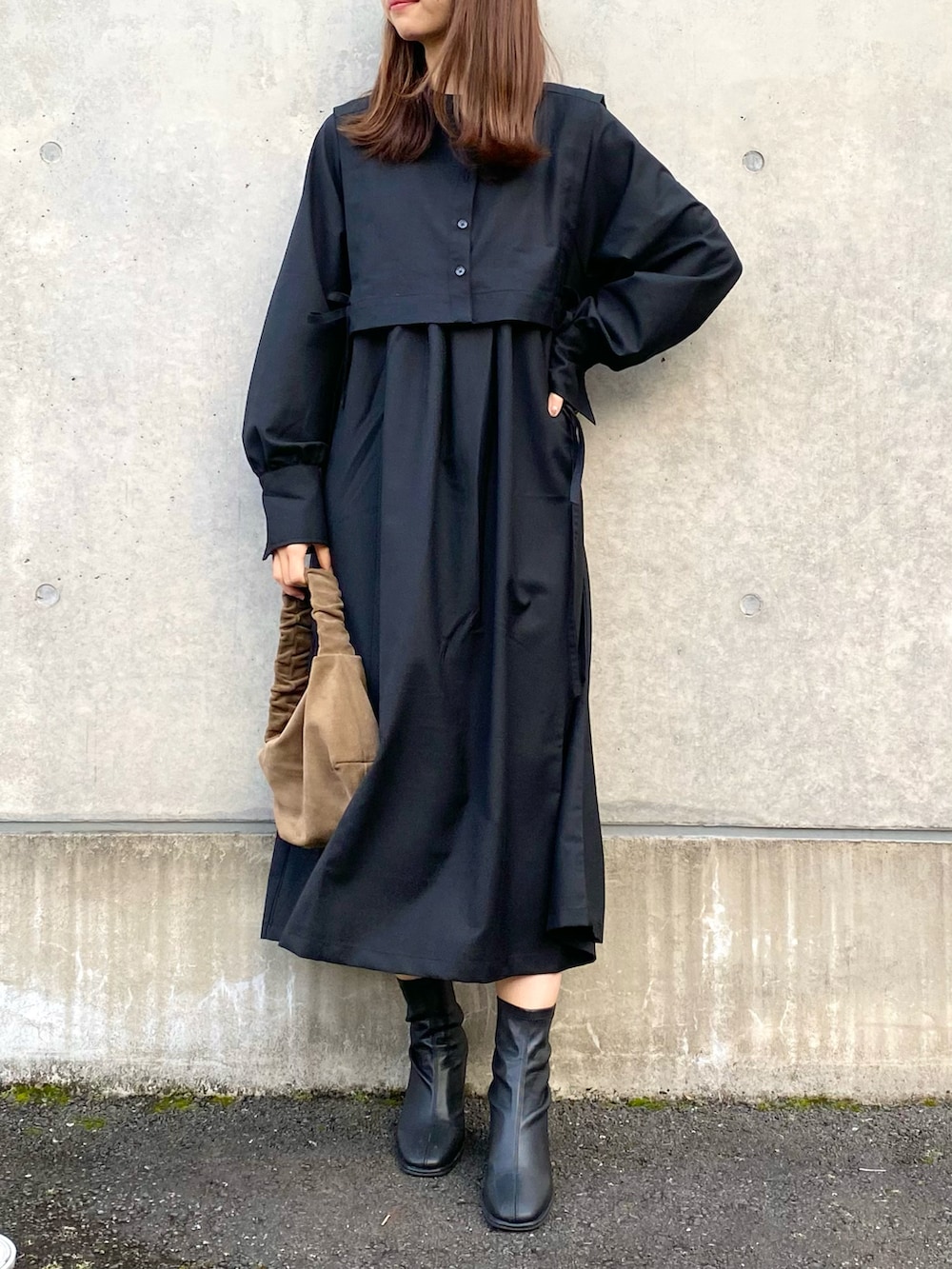 ブラック系のワンピース、ブラック系のブーツ、ホワイト系のキャミソールを着用したレディースの秋コーディネートの2枚目の写真