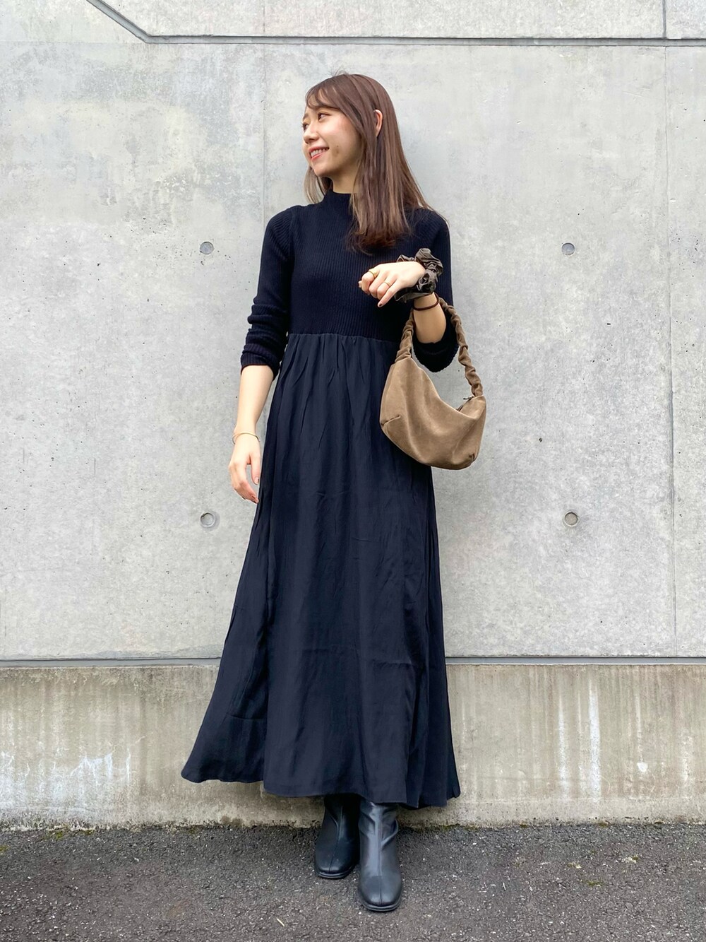 ブラック系のワンピース、ブラウン系のノーカラージャケット、ブラック系のキャミソールを着用したレディースの秋コーディネートの3枚目の写真