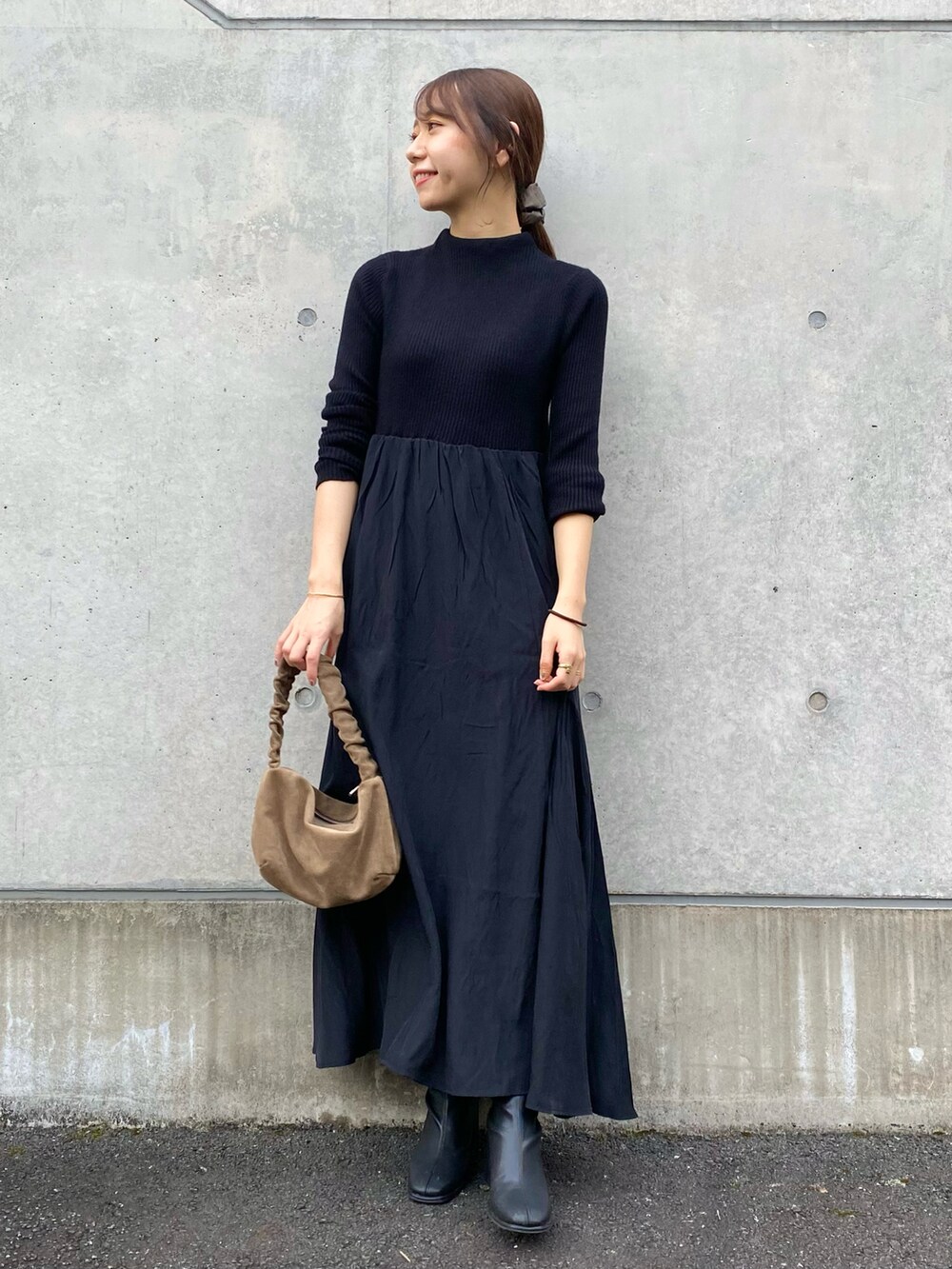 ブラック系のワンピース、ブラウン系のノーカラージャケット、ブラック系のキャミソールを着用したレディースの秋コーディネートの4枚目の写真