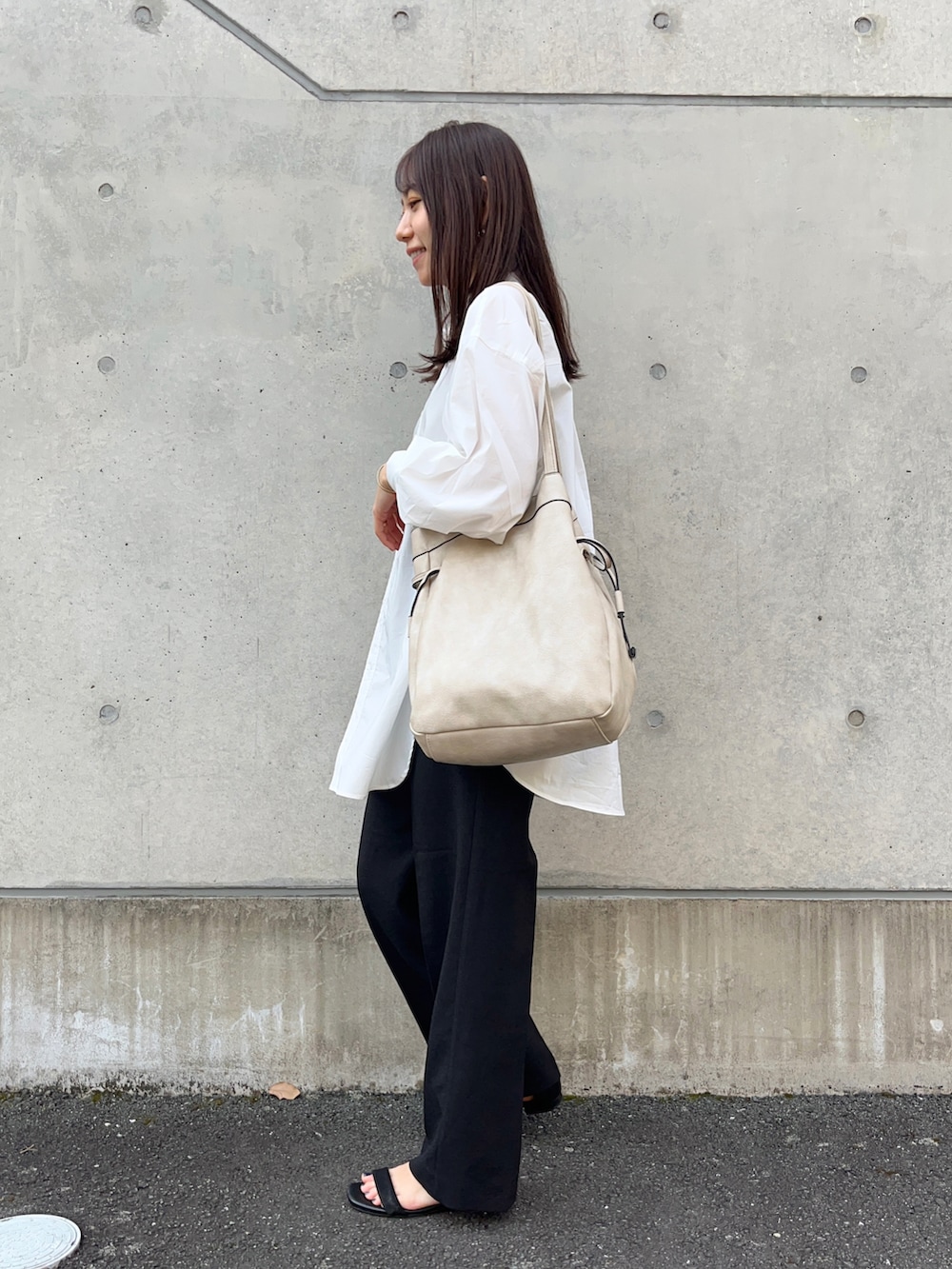 ホワイト系のシャツ/ブラウス、ブラック系のその他パンツ、ブラック系のサンダルを着用したレディースの春コーディネートの2枚目の写真